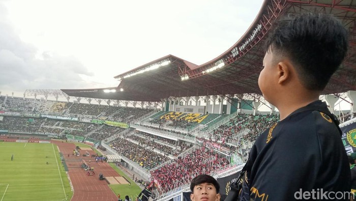 Bonek di saat mendukung Persebaya di Stadion GBT Bonek di saat mendukung Persebaya di Stadion GBT