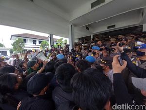 Kritisi Kinerja Pemerintah, Mahasiswa Subang Demo di Kantor DPRD Kritisi Kinerja Pemerintah, Mahasiswa Subang Demo di Kantor DPRD