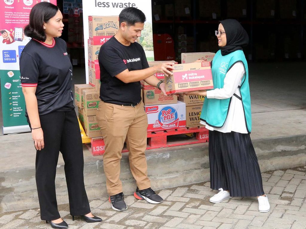 Donasi Makanan untuk Anak-anak Jalanan di Jakarta