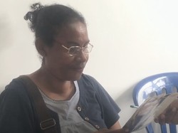 Ekspresi Warga Manokwari yang Kini Sudah Bisa Kembali Membaca