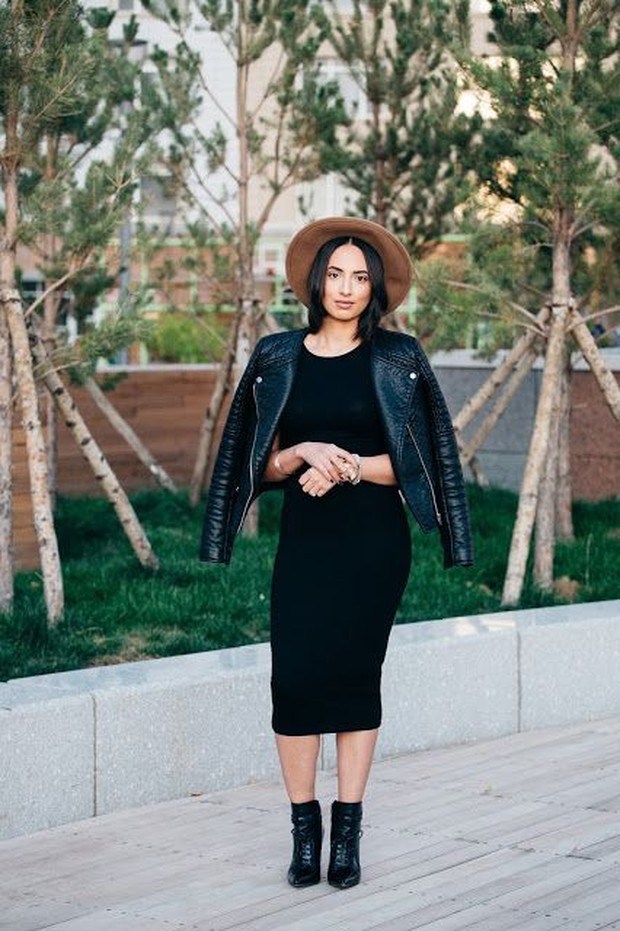 Fitted dress dan ankle boots/Foto : pinterest.com/The Bobbed Brunette Paduan fitted dress dengan ankle boots, plus jaket sebagai luaran