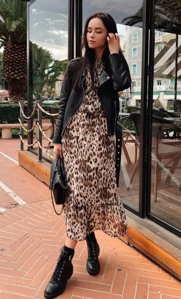 Flowy dress dan combat boots/Foto : society19.com Paduan flowy dress dan combat boots