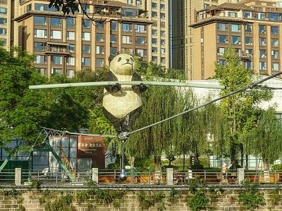 Gemas, Patung Panda Raksasa Jalan di Atas Tali Hiasi Kota di China