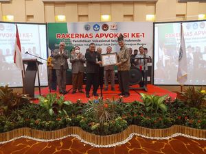 Dinilai Peduli Pendidikan Vokasi, Gubri Terima Penghargaan APVOKASI