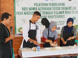 Ibu-ibu PKK di Banyuwangi Sulap Daun Kelor jadi Roti Manis