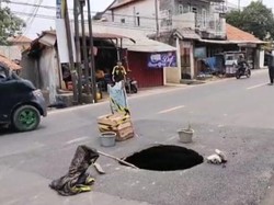 Lubang Besar Muncul di Jl Raya Cibungbulang Bogor, Ada Apa?