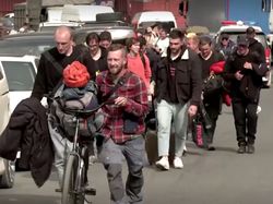 Jalan Kaki, Warga Rusia Kabur ke Georgia Hindari Mobilisasi