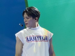 Gaya Keren Jeno NCT Dream Pamer Otot di Jakarta, Fans: Nggak Ada Lawan