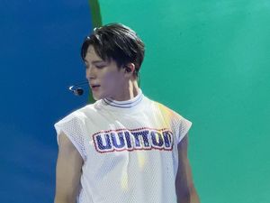 Gaya Keren Jeno NCT Dream Pamer Otot di Jakarta, Fans: Nggak Ada Lawan Gaya Keren Jeno NCT Dream Pamer Otot di Jakarta, Fans: Nggak Ada Lawan