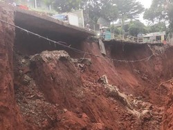 Gegara Longsor, Jl Pangkalan 1A Kota Bekasi Ditutup