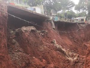Gegara Longsor, Jl Pangkalan 1A Kota Bekasi Ditutup Gegara Longsor, Jl Pangkalan 1A Kota Bekasi Ditutup