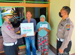 Polisi Beri Santunan Korban Laka Maut Truk Tangki Muat Solar di Banyuwangi