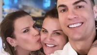 Katia, yang rutin membagikan foto kedekatan dengan adiknya itu, menyebut para pengkritik CR7 adalah orang-orang yang tidak tahu terima kasih. Foto: Instagram @katiaaveirooficial