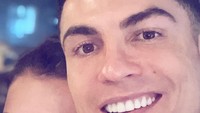 Katia tidak terima Ronaldo, sang adik tersayang, dikritik atas performanya di timnas Portugal usai kalah dari Spanyol. Foto: Instagram @katiaaveirooficial
