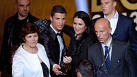 Ronaldo dikenal sangat dekat dengan keluarganya, termasuk Katia. Mereka rutin terlihat saat CR7 menerima penghargaan, salah satunya di ajang Ballon dOr ini. Foto: AFP via Getty Images/FABRICE COFFRINI