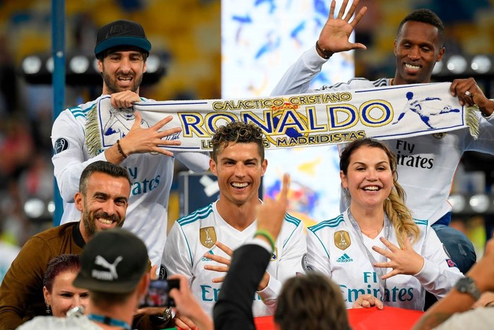 Real Madrid's Portuguese forward Cristiano Ronaldo (C) celebrates with his sister Katia Aveiro (R) after winning the UEFA Champions League final football match between Liverpool and Real Madrid at the Olympic Stadium in Kiev, Ukraine on May 26, 2018. - Real Madrid defeated Liverpool 3-1. (Photo by LLUIS GENE / AFP)        (Photo credit should read LLUIS GENE/AFP via Getty Images)