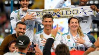 Tak asing pula Katia masuk ke lapangan untuk merayakan kesuksesan Ronaldo, semisal ketika si pesepakbola masih di Real Madrid. Foto: AFP via Getty Images/LLUIS GENE