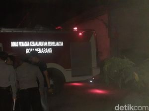 Kebakaran di Gudang Kertas Kawasan Industri Semarang