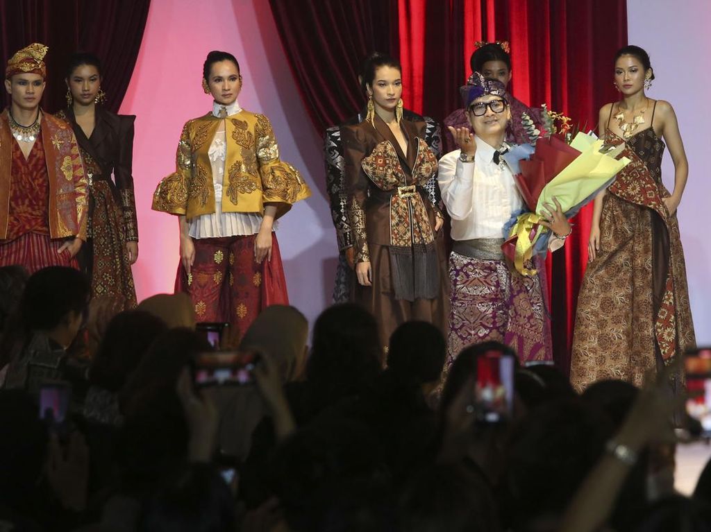 Denny Wirawan Kenang Perjuangan Jadi Desainer, Bayar Sekolah dari Menjahit Denny Wirawan Kenang Perjuangan Jadi Desainer, Bayar Sekolah dari Menjahit