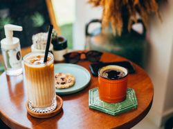 Kopi Panas Vs Es Kopi, Ini Perbedaan Manfaat Sehatnya