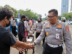 Korlantas Polri Tebar Sembako ke Sopir Bajaj, Minta Tertib Lalu Lintas