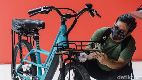 Kring... kring... Deretan Sepeda Listrik Sita Perhatian Pengunjung IEMS