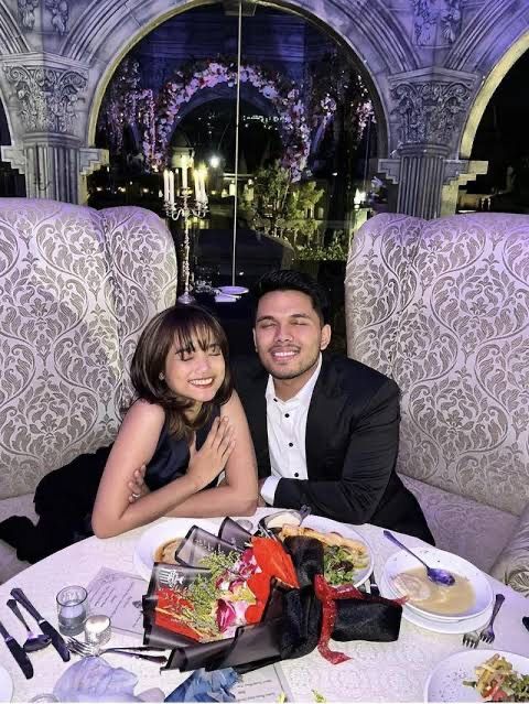 Kulineran Romantis Thariq Halilintar dan Fuji Saat di Singapura