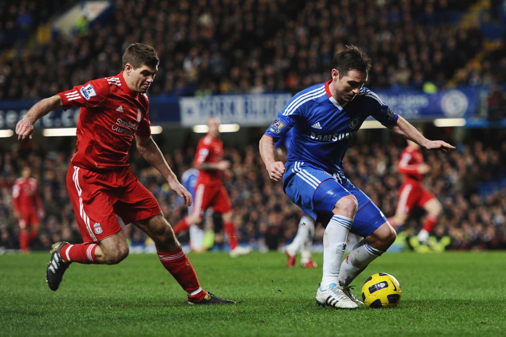LONDON, ENGLAND - FEBRUARY 06:  Frank Lampard of Chelsea is watched by Steven Gerrard of Liverpool to the ball during the Barclays Premier League match between Chelsea and Liverpool at Stamford Bridge on February 6, 2011 in London, England.  (Photo by Laurence Griffiths/Getty Images)