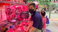 Potret Tukang Daging Viral Mirip Artis, Popularitas Turun Saat Copot Masker