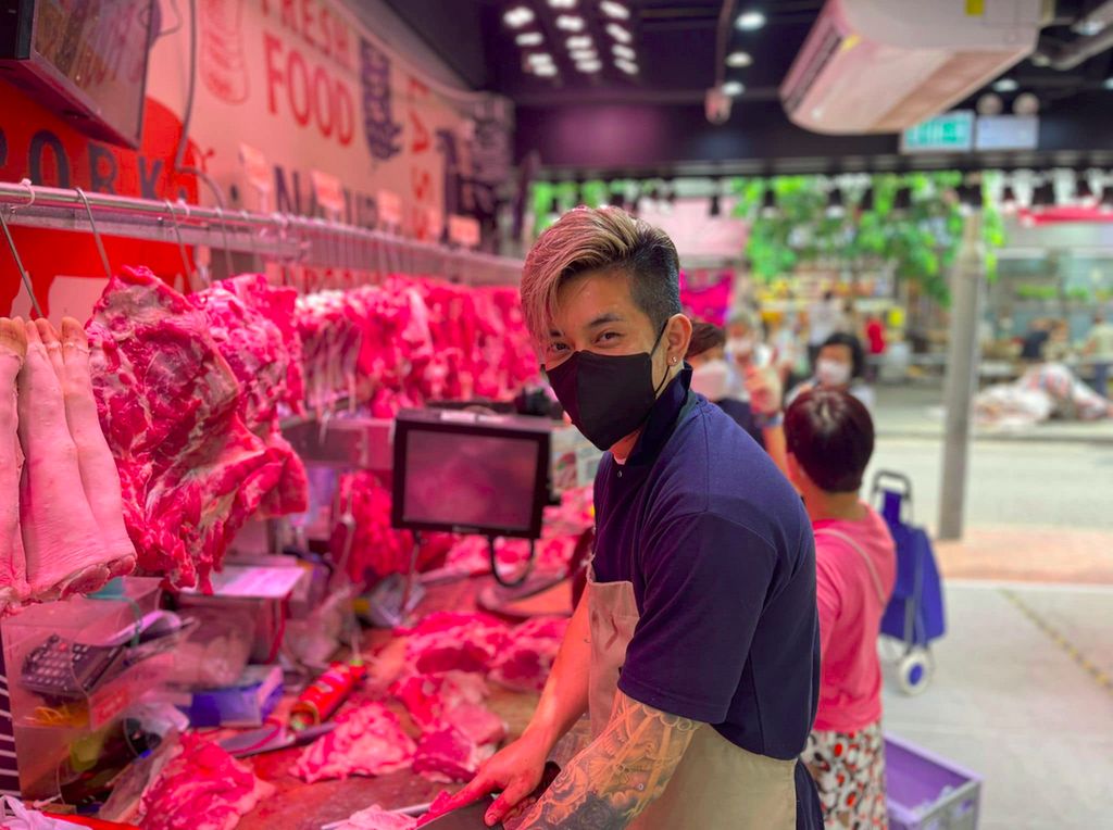 Potret Tukang Daging Viral Mirip Artis, Popularitas Turun Saat Copot Masker Potret Tukang Daging Viral Mirip Artis, Popularitas Turun Saat Copot Masker