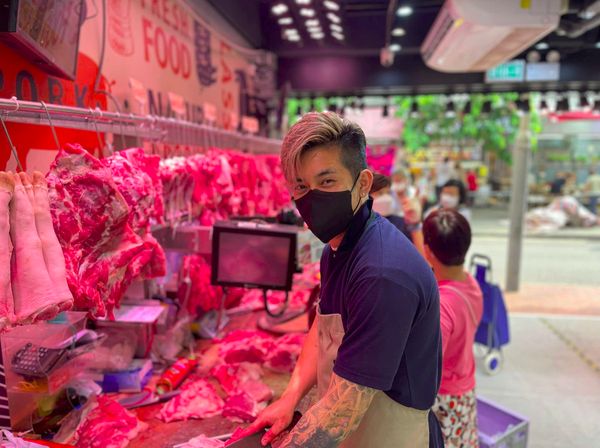 Potret Tukang Daging Viral Mirip Artis, Popularitas Turun Saat Copot Masker