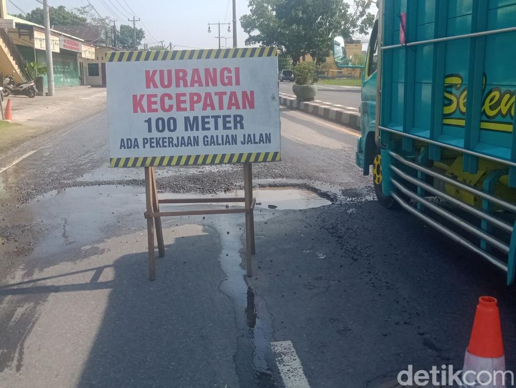 Ada Lubang Besar di Jalan Jogja-Solo Delanggu Klaten, Awas Terperosok!