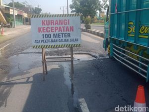 Ada Lubang Besar di Jalan Jogja-Solo Delanggu Klaten, Awas Terperosok! Ada Lubang Besar di Jalan Jogja-Solo Delanggu Klaten, Awas Terperosok!