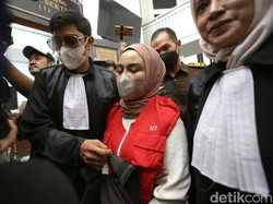 9 Pengacara Dampingi Medina Zein, Uci Flowdea Tak Takut