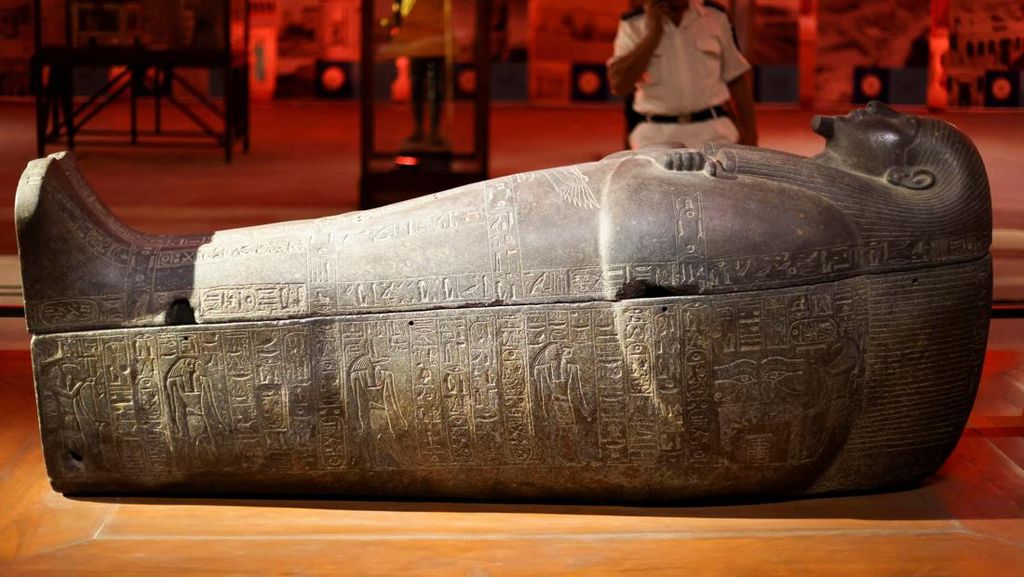 Mesir Pamerkan Sarkofagus Kuno Firaun dan Raja Tutankhamun