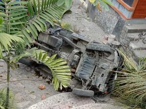 Salah Injak Rem, Pikap Terperosok ke Rumah Warga Seraya Karangasem Salah Injak Rem, Pikap Terperosok ke Rumah Warga Seraya Karangasem
