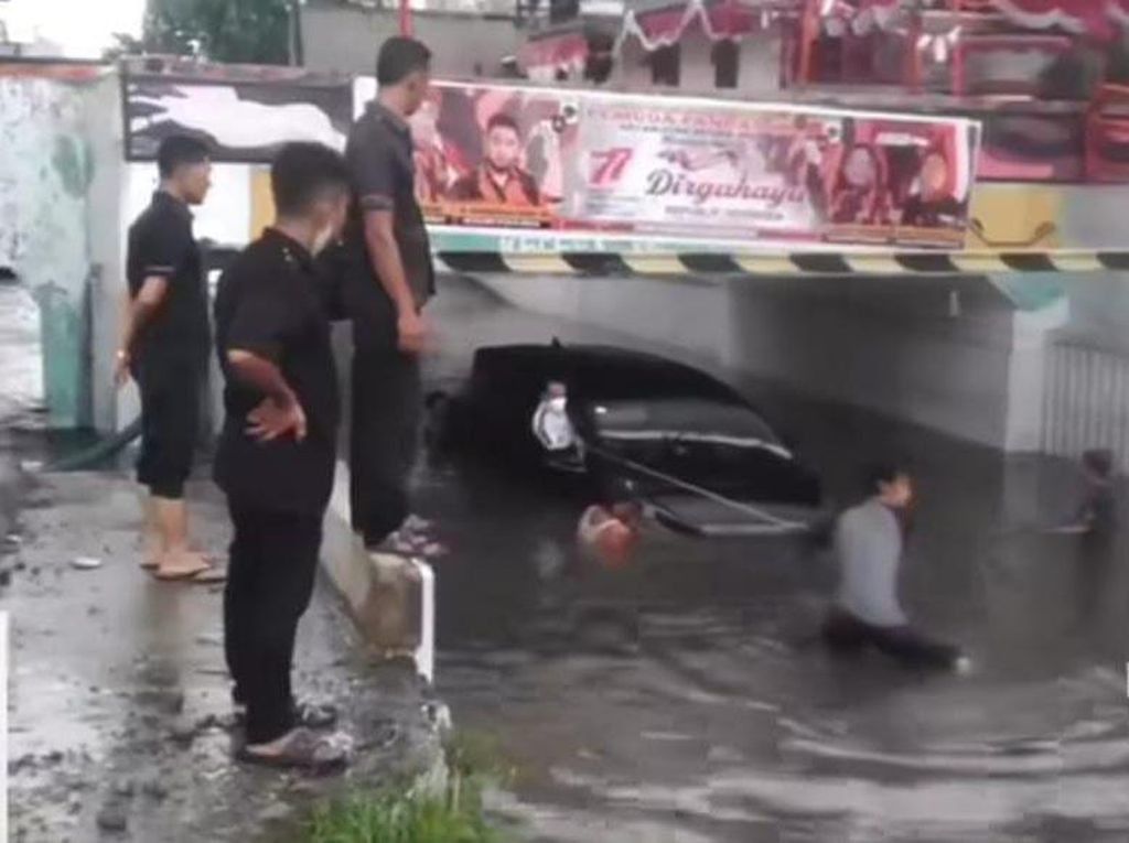Banjir Bikin Mobil Tenggelam di Terowongan Medan