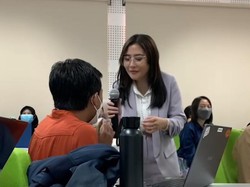 Mbribik Pakai Pantun, Mahasiswa UGM Semangat Diajari Prilly Latuconsina