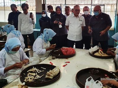 Momen Mendag Bertemu Petani Tembakau dan Tinjau Pabrik Rokok di Kudus