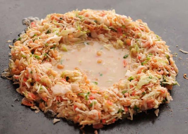 Monjayaki khas Tokyo yang seperti bendungan/Foto: livejapan.com wisata kuliner makanan khas Jepang