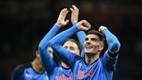 Artinya, PSG akan berjumpa salah satu dari tujuh juara grup di babak 16 besar nanti. Itu tak mudah, sebab calonnya kuat-kuat. Ada Napoli, sang juara Grup A yang baru kalah sekali musim ini dan sudah mencetak 50 gol. Foto: Anadolu Agency via Getty Images