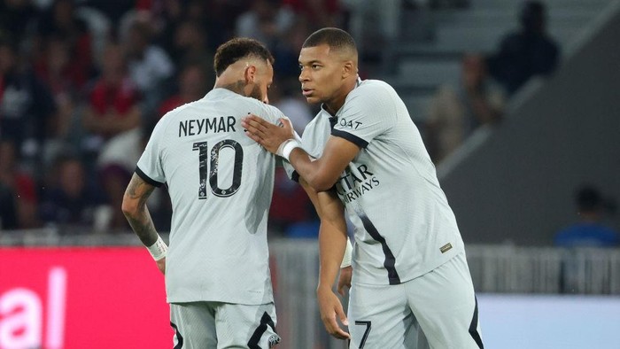 LILLE, FRANCE - AUGUST 21: Neymar Jr of PSG celebrates his second goal with Kylian Mbappe during the Ligue 1 Uber Eats match between Lille OSC (LOSC) and Paris Saint-Germain (PSG) at Stade Pierre-Mauroy on August 21, 2022 in Villeneuve dAscq near Lille, France. (Photo by Jean Catuffe/Getty Images)