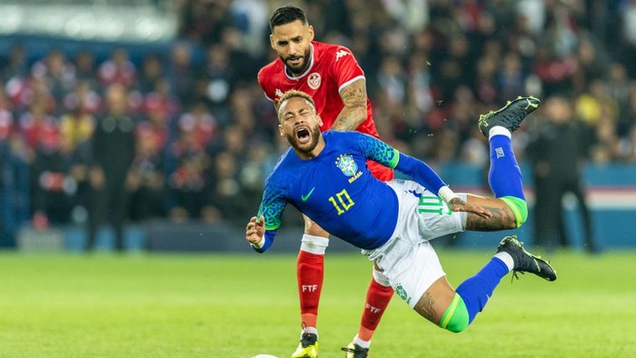 PARIS, FRANCE - SEPTEMBER 27: Neymar (Brazil 10) is fouled by Bronn (6 Tunisia) who will then receive red card during the international friendly between Brazil and Tunisia at Parc des Princes on September 27, 2022 in Paris, France. (Photo by MB Media/Getty Images)