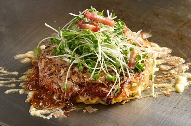 Okonomiyaki khas Hiroshima/Foto: iStock/sintaro wisata kuliner makanan khas Jepang