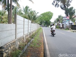 Bahaya! Benteng Pembatas di Pangandaran Mepet ke Jalan Raya