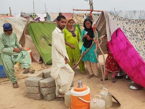 Warga Pakistan Terima Bantuan Kemanusiaan Rakyat Indonesia