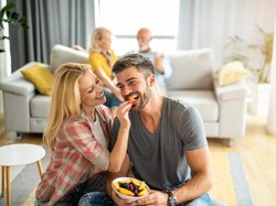 Pandangan Islam soal Suami Istri Makan Sepiring Berdua