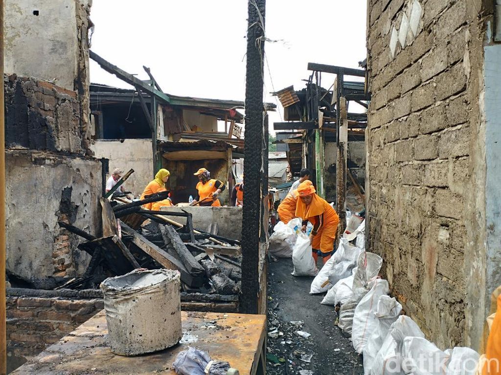 Pasukan Oranye Bersihkan Sampah Sisa Kebakaran Cikini Pasukan Oranye Bersihkan Sampah Sisa Kebakaran Cikini