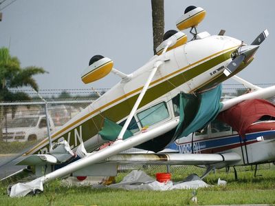 Pesawat-pesawat di Florida AS Jungkir Balik Tersapu Badai