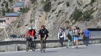 Warga Rusia Ramai-ramai Gowes Sepeda Tinggalkan Negaranya